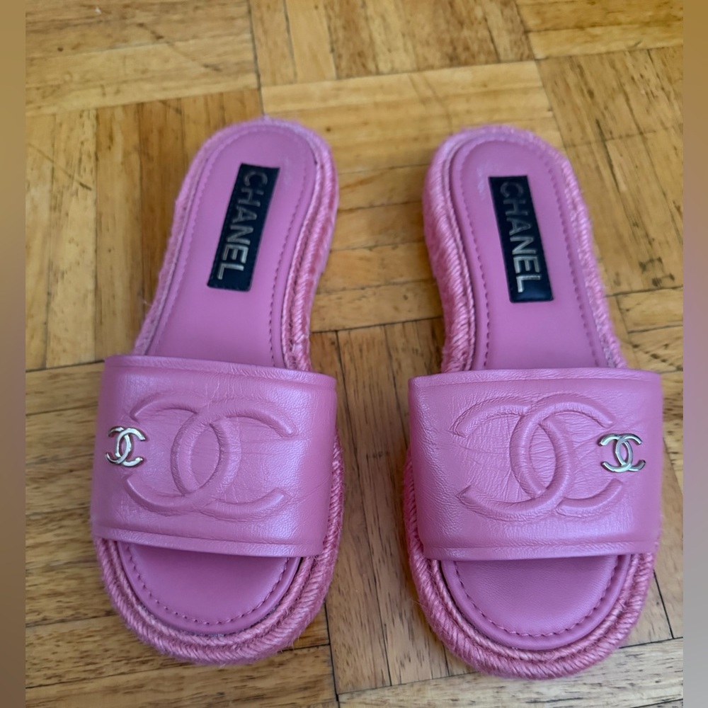 Chanel pink lambskin leather CC logo slide espadrille flat sandals.